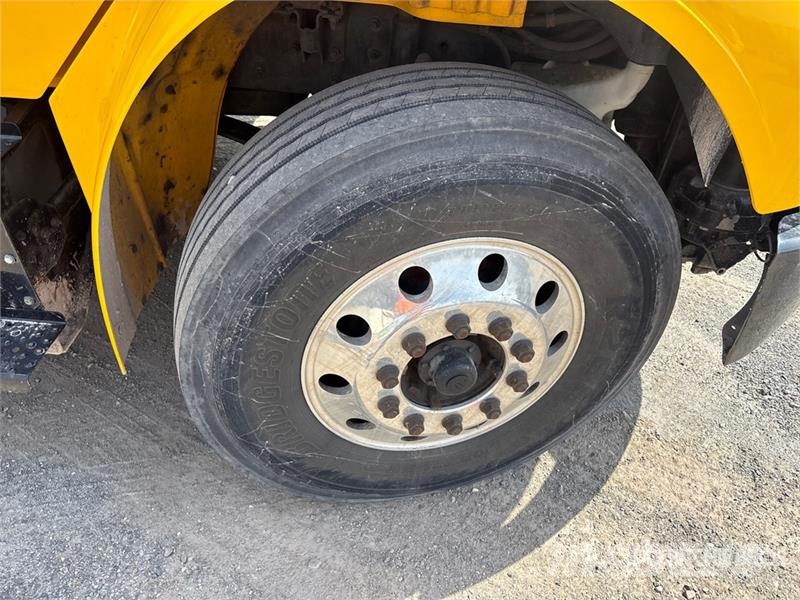 Freightliner M2106 4x2 Van Truck Фургони