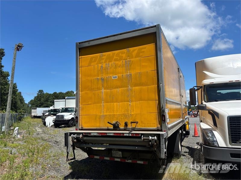 Freightliner M2106 4x2 Van Truck شاحنات ذات هيكل صندوقي
