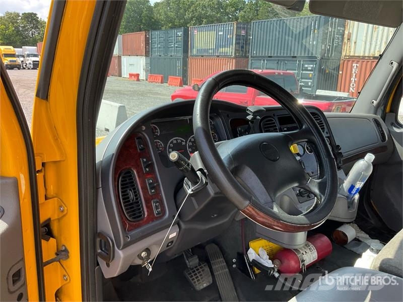 Freightliner M2106 4x2 Van Truck Camion cassonati