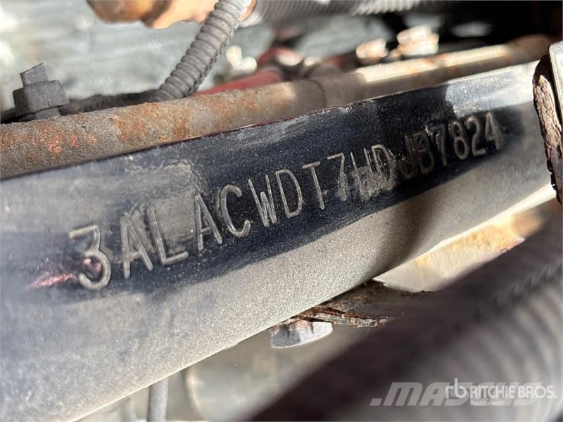 Freightliner M2106 4x2 Van Truck Camiones con caja de remolque
