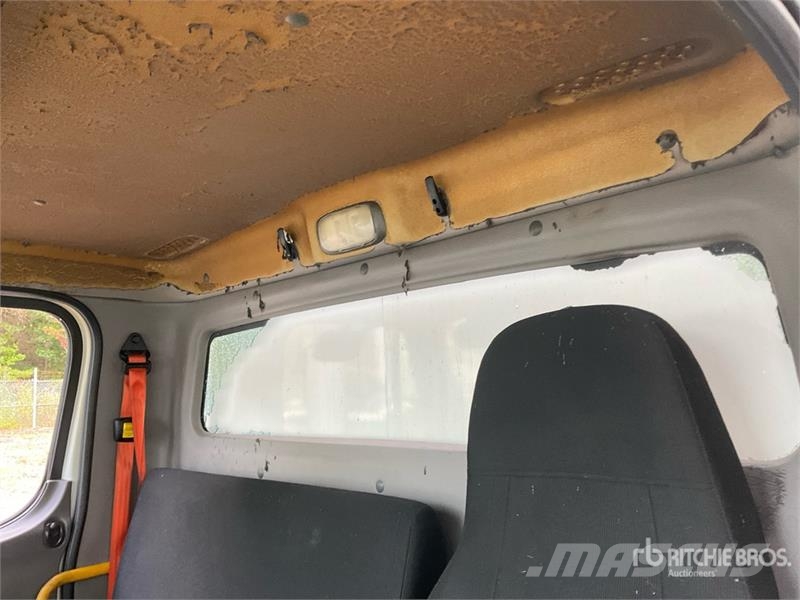 Freightliner M2106 4x2 Van Truck (Inoperable) شاحنات ذات هيكل صندوقي