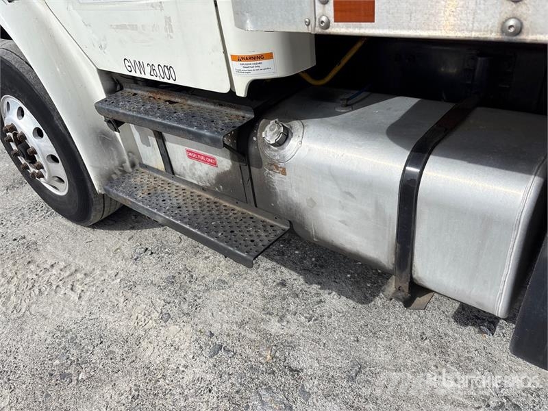 Freightliner M2106 4x2 Van Truck Фургони