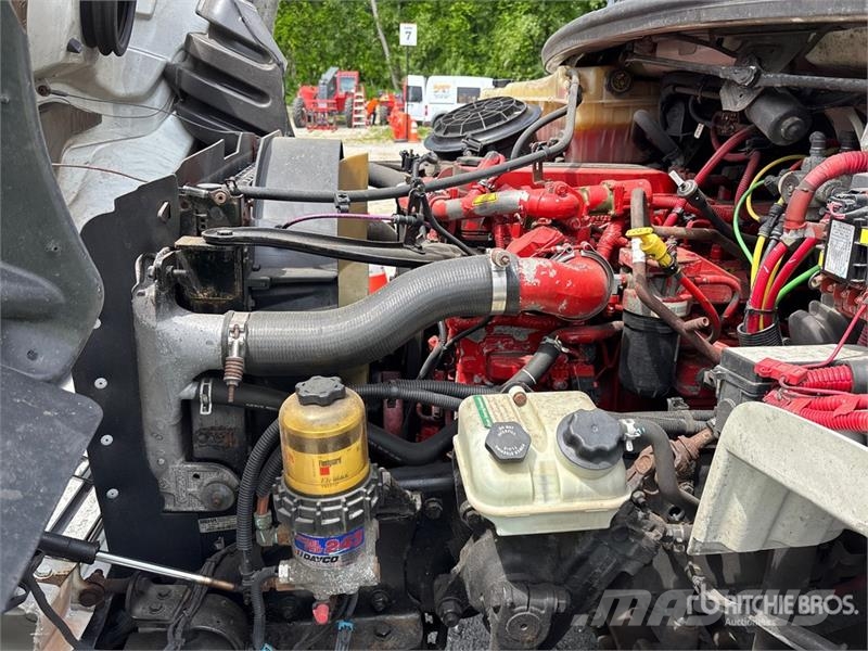 Freightliner M2106 4x2 Van Truck Camiones con caja de remolque