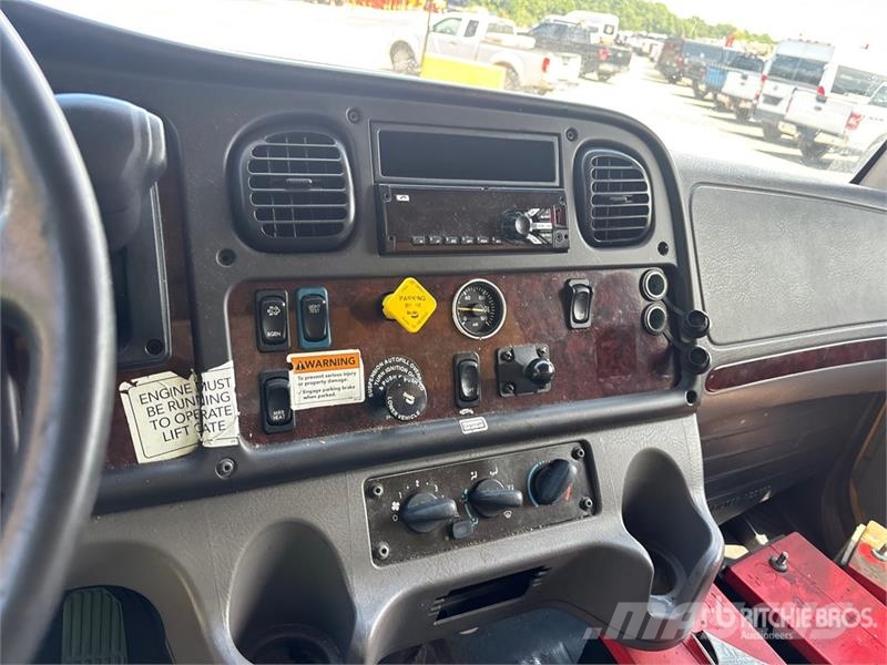 Freightliner M2106 4x2 Van Truck شاحنات ذات هيكل صندوقي