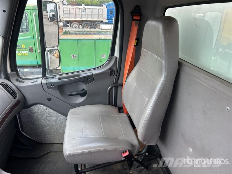 Freightliner M2106 4x2 Van Truck Skriňová nadstavba