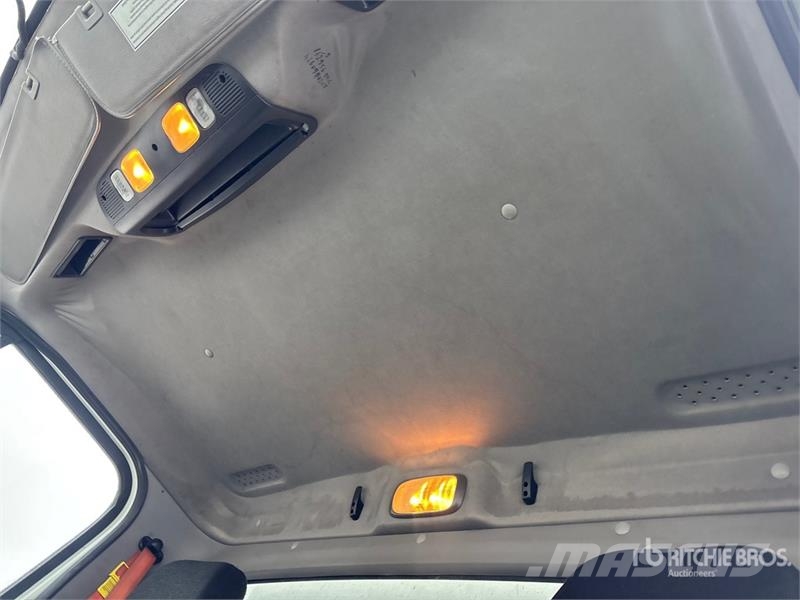 Freightliner M2106 4x2 Van Truck Camiones con caja de remolque