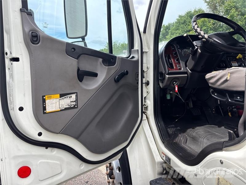 Freightliner M2106 4x2 Van Truck Box body trucks
