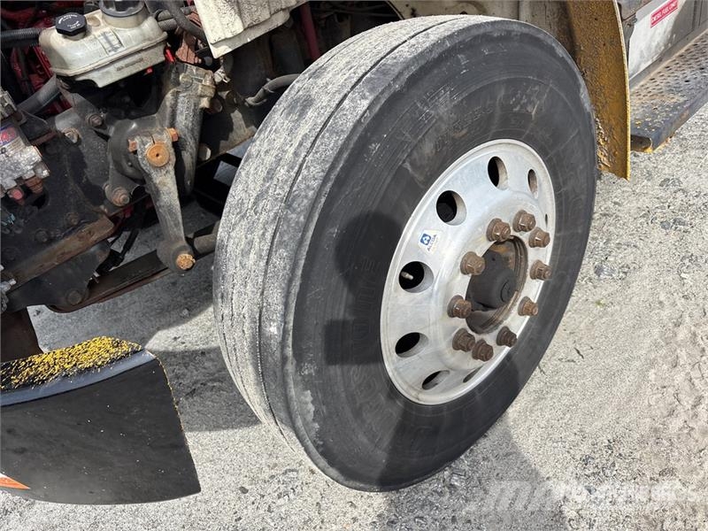 Freightliner M2106 4x2 Van Truck Фургони