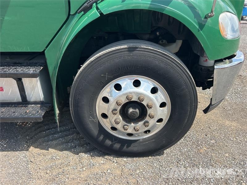 Freightliner M2106 4x2 Van Truck Skriňová nadstavba