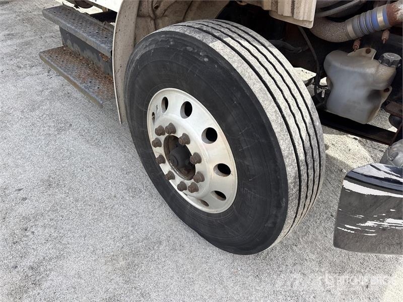 Freightliner M2106 4x2 Van Truck Фургони