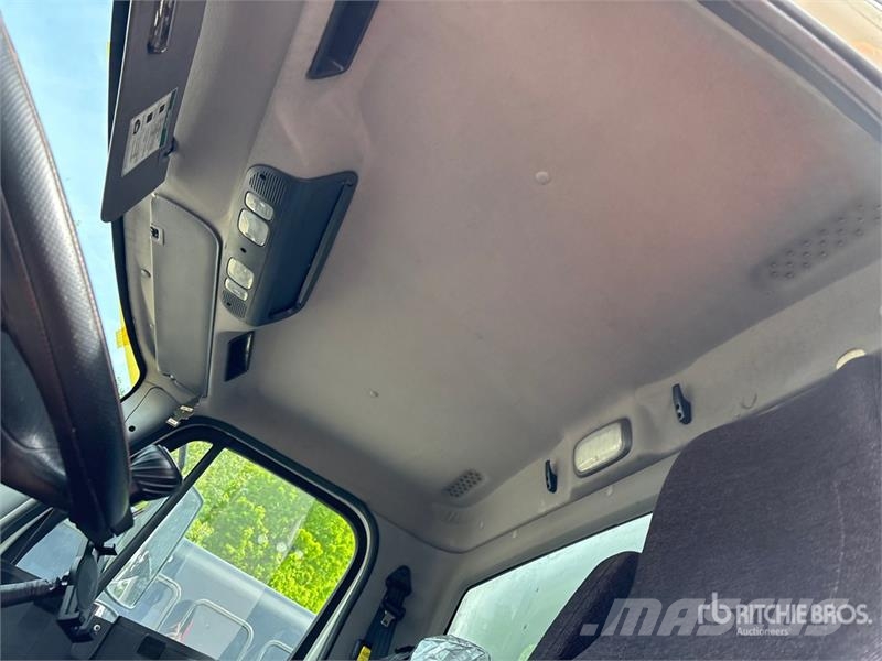 Freightliner M2106 4x2 Van Truck (Inoperable) Фургони