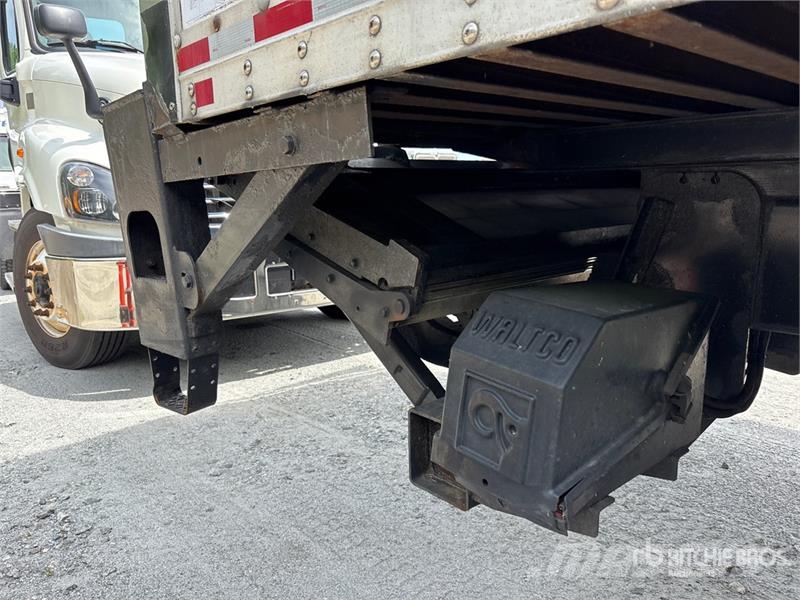 Freightliner M2106 4x2 Van Truck Camiones con caja de remolque