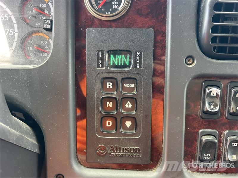 Freightliner M2106 4x2 Van Truck Skriňová nadstavba