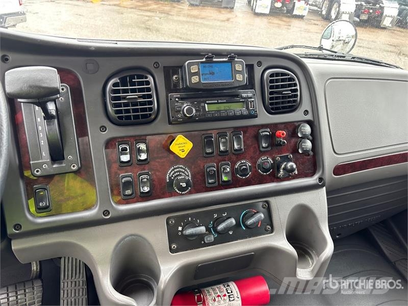 Freightliner M2106 4x2 Van Truck Camiones con caja de remolque