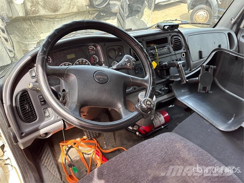 Freightliner M2106 4x2 Van Truck (Inoperable) Фургони