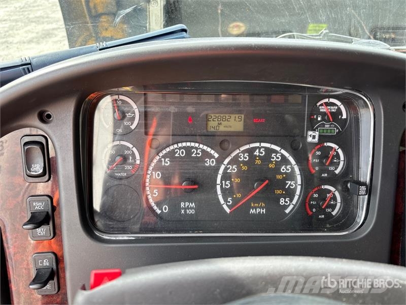 Freightliner M2106 4x2 Van Truck Фургони