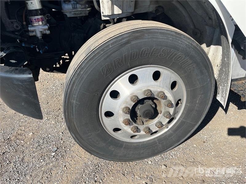 Freightliner M2106 4x2 Van Truck Фургони