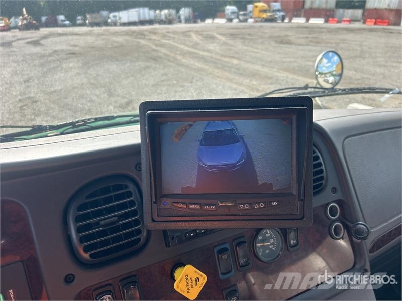 Freightliner M2106 4x2 Van Truck Skriňová nadstavba