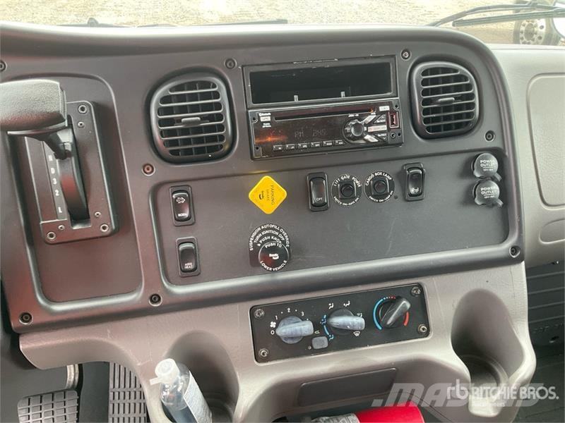 Freightliner M2106 4x2 Van Truck Furgons