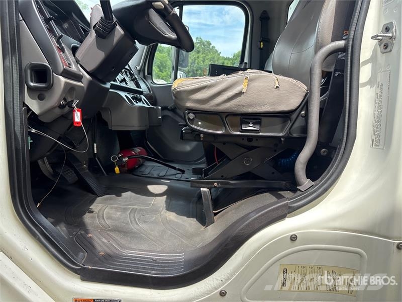 Freightliner M2106 4x2 Van Truck Box body trucks