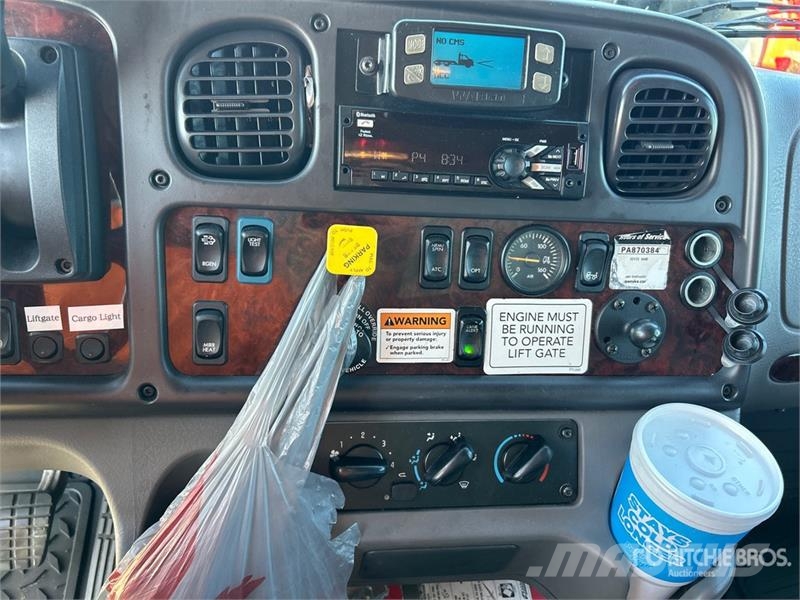 Freightliner M2106 4x2 Van Truck Skriňová nadstavba