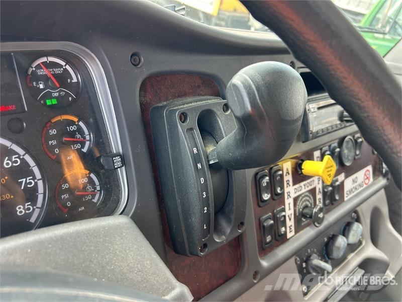 Freightliner M2106 4x2 Van Truck Skriňová nadstavba