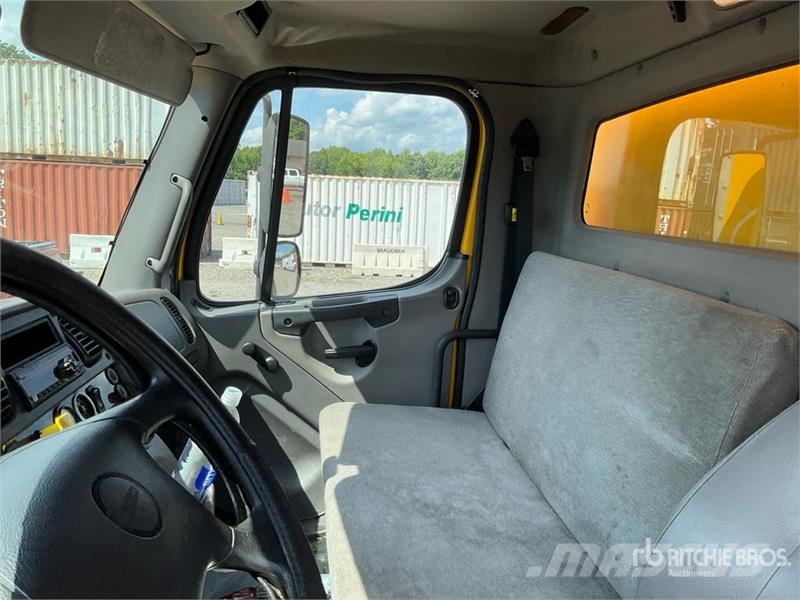 Freightliner M2106 4x2 Van Truck Camion cassonati