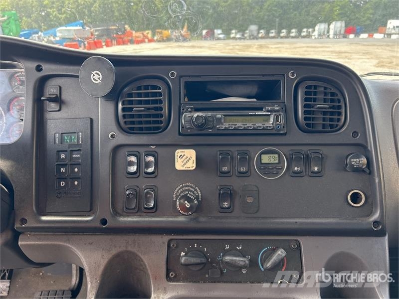 Freightliner M2106 6x4 Van Truck Skriňová nadstavba