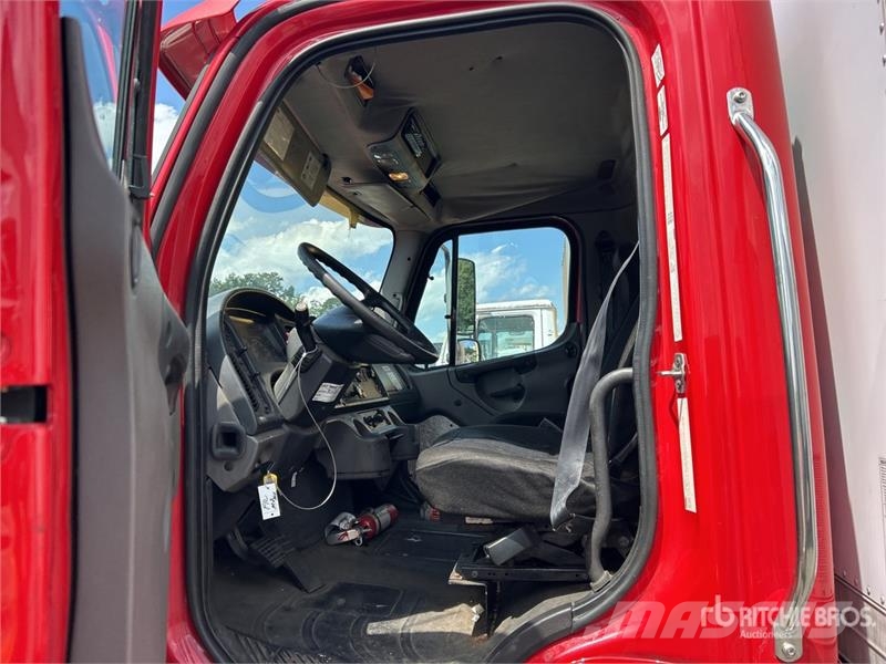Freightliner M2106 6x4 Van Truck Skriňová nadstavba