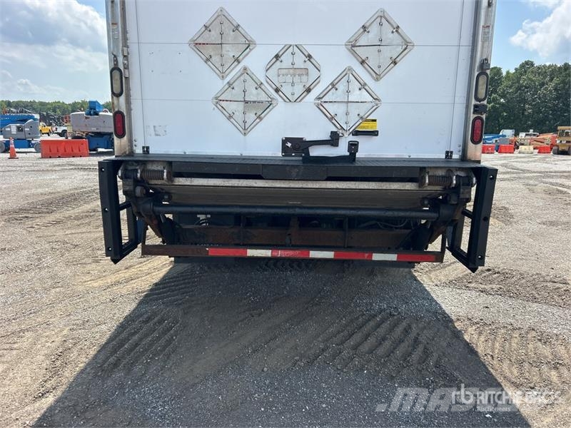Freightliner M2106 6x4 Van Truck Skriňová nadstavba