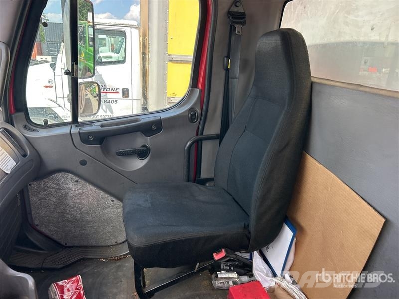 Freightliner M2106 6x4 Van Truck Skriňová nadstavba