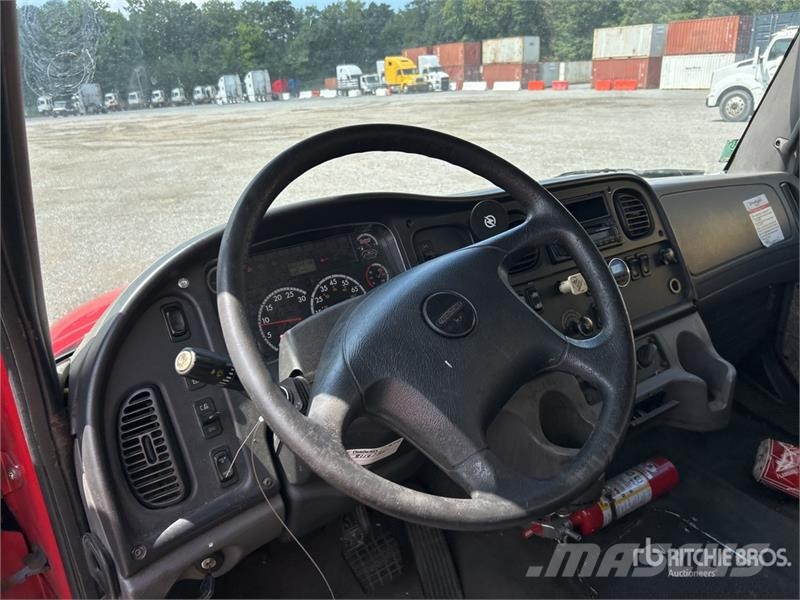 Freightliner M2106 6x4 Van Truck Skriňová nadstavba