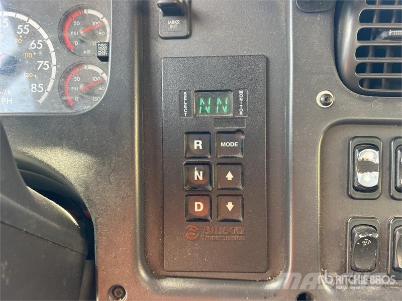 Freightliner M2106 6x4 Van Truck Skriňová nadstavba