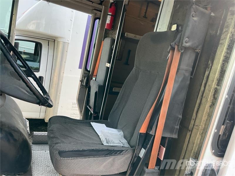 Freightliner MT45 Caixa fechada