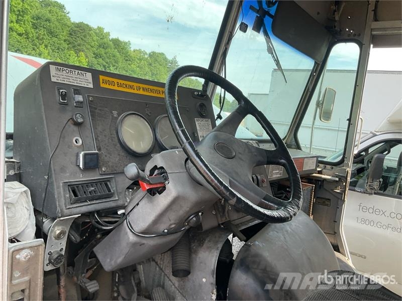 Freightliner MT45 Caixa fechada