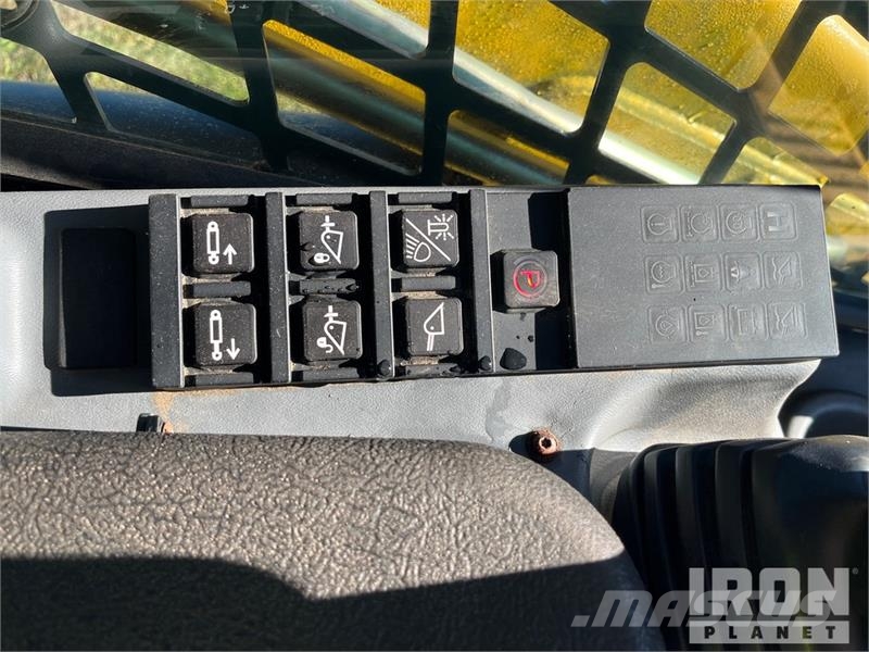 Gehl RT215 Two-Speed High Flow Compact Track Loader Smykem řízené nakladače