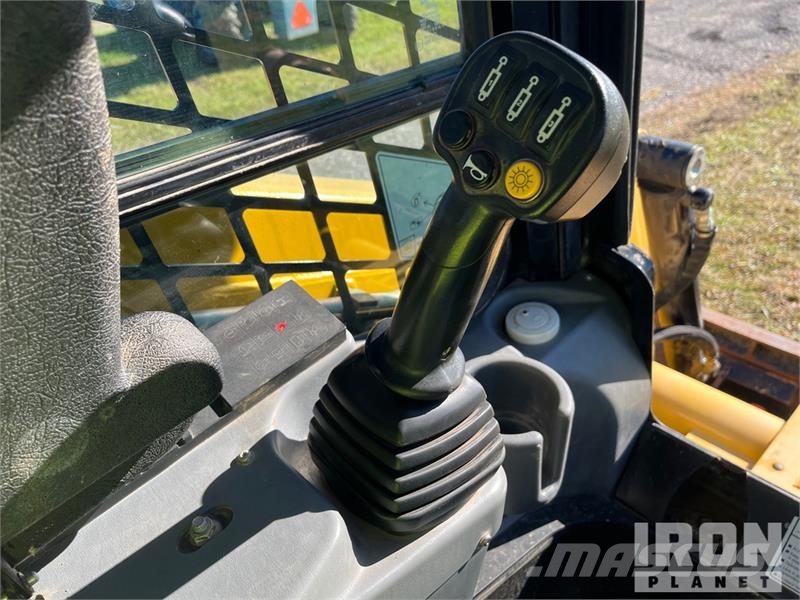 Gehl RT215 Two-Speed High Flow Compact Track Loader Smykem řízené nakladače