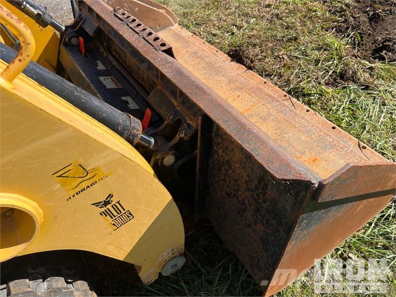 Gehl RT215 Two-Speed High Flow Compact Track Loader Smykem řízené nakladače
