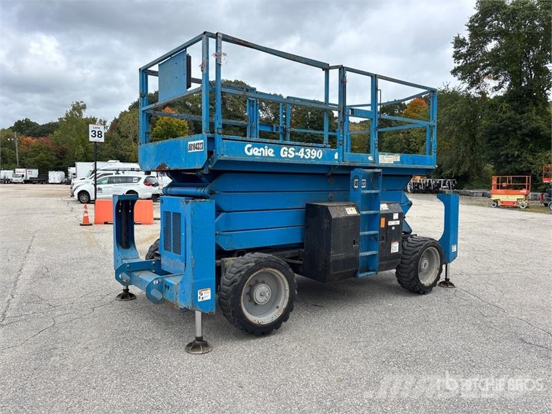 Genie GS-4390RT 4x4 Diesel Scissor Lift Ollós emelők