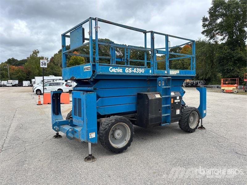 Genie GS-4390RT 4x4 Diesel Scissor Lift Ollós emelők