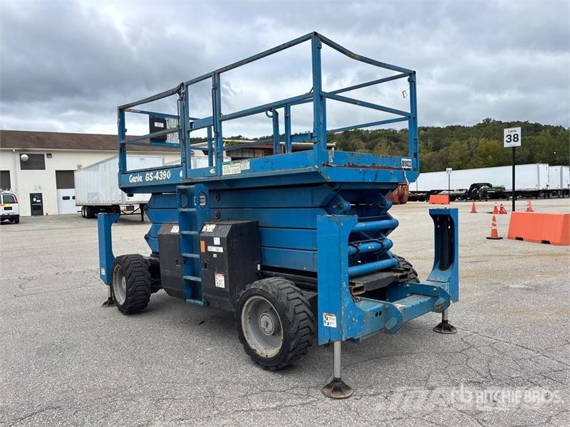 Genie GS-4390RT 4x4 Diesel Scissor Lift Ollós emelők