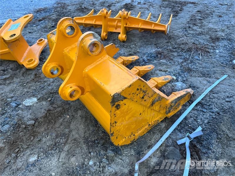  GIYI 24 in Excavator Bucket - Fits CAT 303 (Unused دلاء