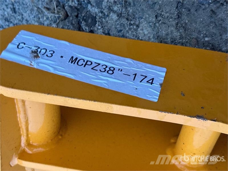  GIYI 38 in Excavator Rake - Fits CAT 303 (Unused) 犁耙和摊草机