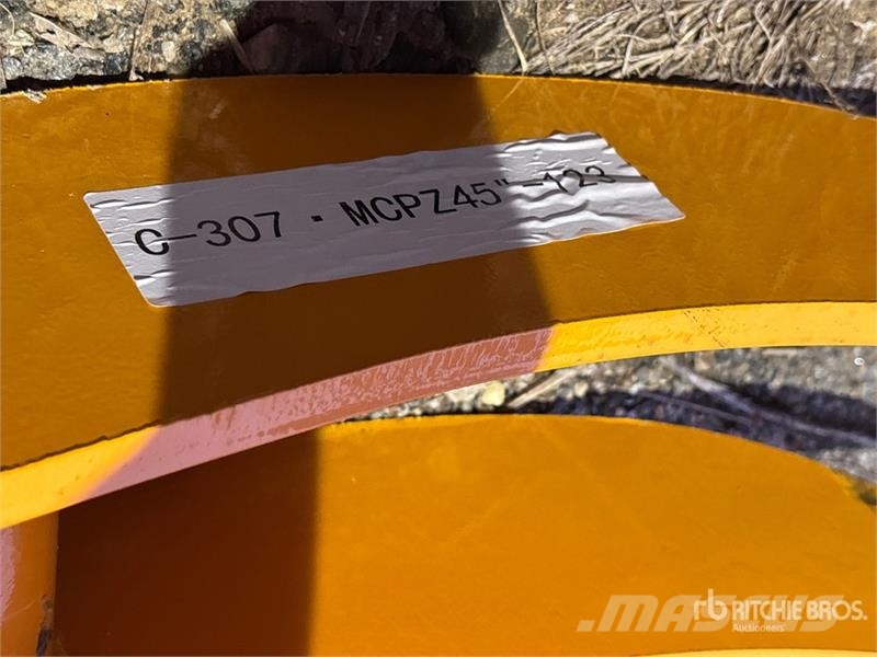  GIYI 45 in Excavator Rake - Fits CAT 307 (Unused) 犁耙和摊草机