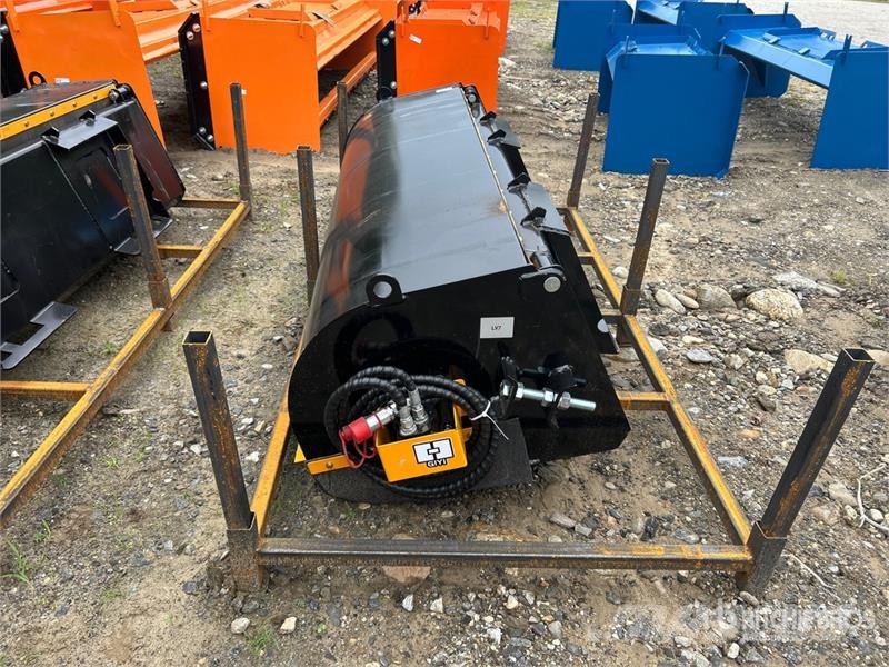 GIYI GY-BS72 72 in Closed Skid Steer Sweeper (Unus Süpürgeler