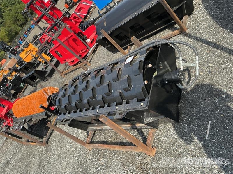  GIYI GY-CW70 59 in Padfoot Skid Steer Vibratory Ro Дорожні котки