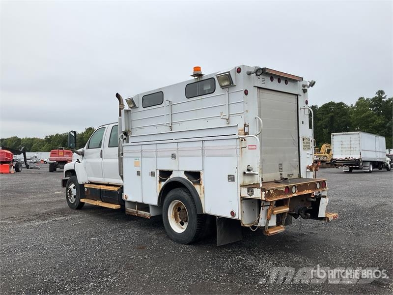 GMC 7500 4x2 Utility Truck Kis teherszállító/Platós kocsi