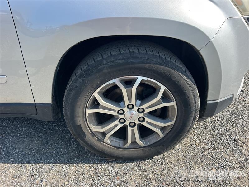GMC Acadia AWD SUV Otomobiller