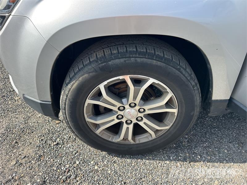 GMC Acadia AWD SUV Otomobiller