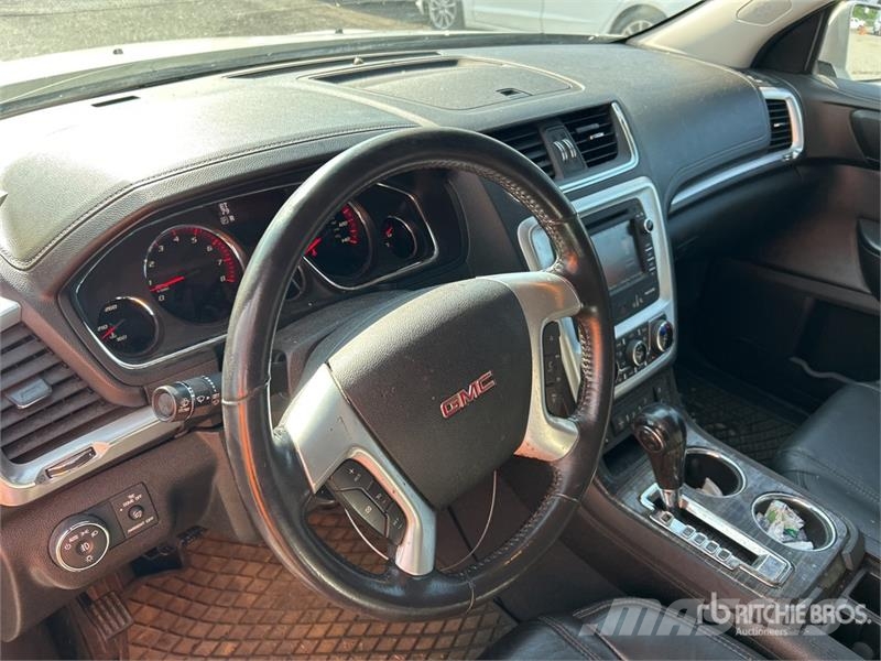 GMC Acadia AWD SUV Otomobiller